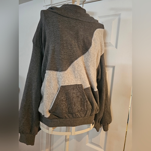 Cozy Grey and white cropped hoodie with flared sleeves - Picture 5 of 9